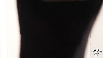 Morena con coño afeitado y culo enorme en lencería sexy