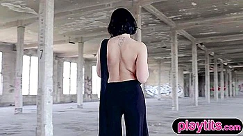 Marisa Ehret exibe peitos grandes e bunda em strip alemão ao ar livre