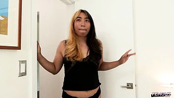 Transex linda se masturba de lingerie com bunda grande