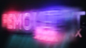 Милая транс-девушка мастурбирует в мини и сетке