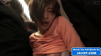 Adolescente asiática follada duro en tren público