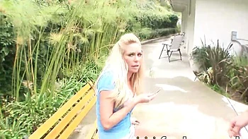 Блондинка получает грубый трах и заканчивает вся в сперме