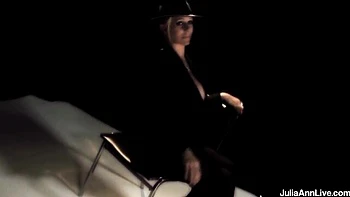 Юлия Энн трахается наездницей с фальшивой грудью