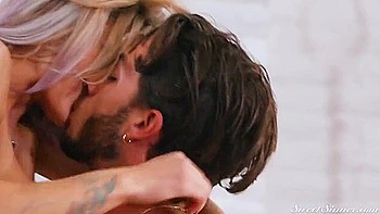 Блондинка с большой жопой сосет и трахает член