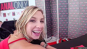 Pom-pom girl blonde Kait se fait baiser le cul fort