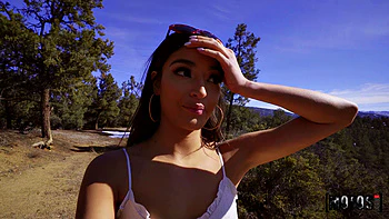 Худая брюнетка трахается на улице