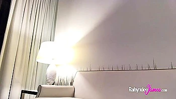 Milf morena atlética Rahyndee James se masturba con juguetes anales y pussy mojada