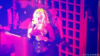 Blonde Milf Dreier fickt öffentlich in Dessous und Strümpfen