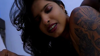 Tattooierte indische Milf lässt ihr Pussy vom Klimaanlagen-Techniker kühlen