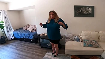 Belle-mère perd le pari et se fait baiser chatte et cul