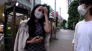 Японская любительница трахается сзади