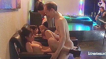 Ídolos parados no tempo sendo fodidos em grupo por velhos em público