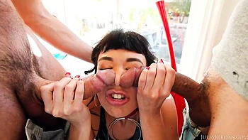 Brünette mit großen Titten wird doppelt gefickt