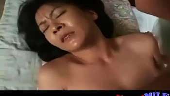 Belle asiatique lèche et baise en missionnaire