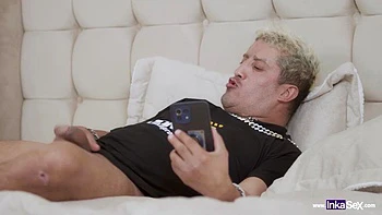 Latina Milf mit fetter Titten fistet und bläst hart