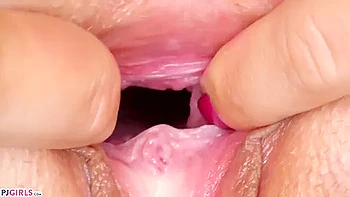 Стейси и Виктория играют с кисками крупным планом, лесбиянки