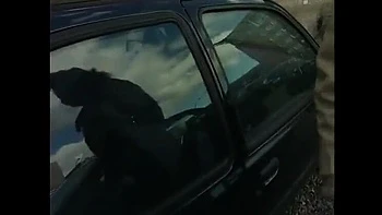 MILF faz uma mamada incrível no estacionamento POV