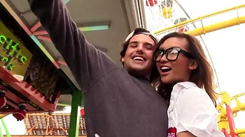 Chica asiática chupa, monta y folla a lo misionero