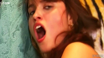 Две сексапильные красотки заводят страстный ретро тройничок