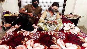 Desi MILF Bhabhi follada anal dura a cuatro con tetas grandes