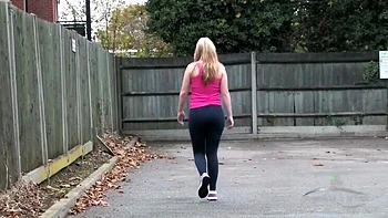 Aston Wilde se branle avec vibro et doigts blonde sexy