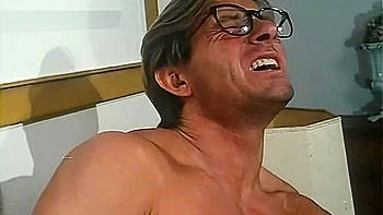 Blonde à gros seins baisée en bas vintage la nuit