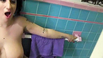 Sandy et Arabelle, lesbiennes adolescentes, se caressent dans la baignoire