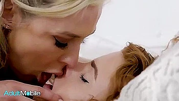 Lesbische Blondine und Rothaarige mit großen Titten und Fußfetisch