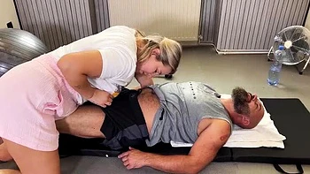 MILF tchèque à gros seins baisée fort par homme poilu au long sexe