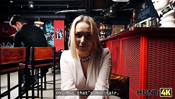 Blonde en colère enculée durement en public