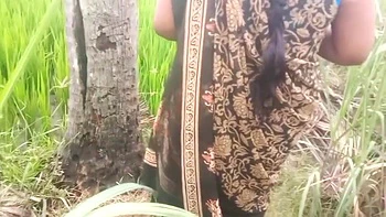 Busige Stiefmutter fickt Stiefsohn draußen