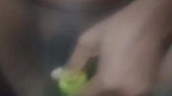 Indienne grosse poitrine folle se branle avec des jouets