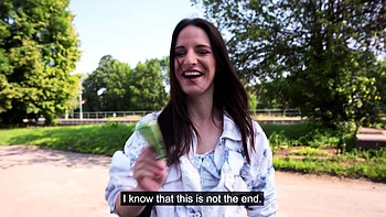 Public Agent fode dura tcheca ao ar livre com boquete POV