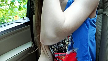 Stefanie Moon se branle les petits seins