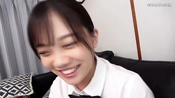 Азиатская школьница отсасывает член