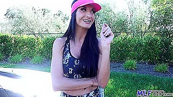 Пышногрудая MILF Сильвия Сейдж лижет свои кисочные соки