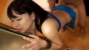 Азиатка с большим членом трахнута в позах наездницы, догги и миссионерки