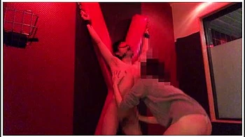 Mulher safada vende os olhos do masoquista e faz chupeta nos mamilos e mão com loção