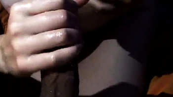 Freche Teen-Freundin gibt geölten Handjob und Massage