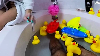 Tu madrastra Reagan te hace una mamada con mano en la bañera