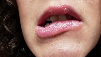 Gigante Sasha com curvas fode homens pequenos por acidente POV