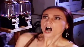 Мамочка с большими сиськами ебется по-жесткому ради струйного оргазма