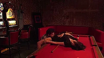 Morena peituda transa com Rico Hernandez no bar de lingerie