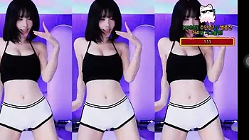 Deusa asiática de peitos grandes faz show sensual