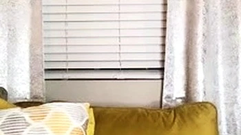 Mia Isabella se masturbe en robe résille