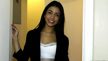 Latina morena Veronica Rodriguez monta una gran polla y eyacula fuerte