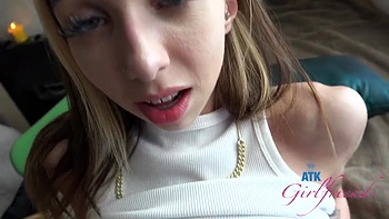 Delgada rubia teen se llena de leche de viejo