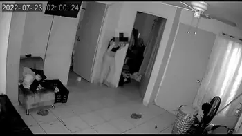 sorprendo a mi sobrina detras de la puerta masturvandose y me toca