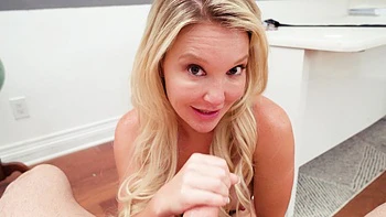 Блондинка-милая Лаура Бентли трахает ученика в классе