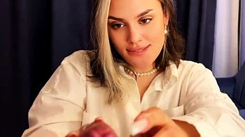 Мачеха сосёт мой член и делает лучший минет